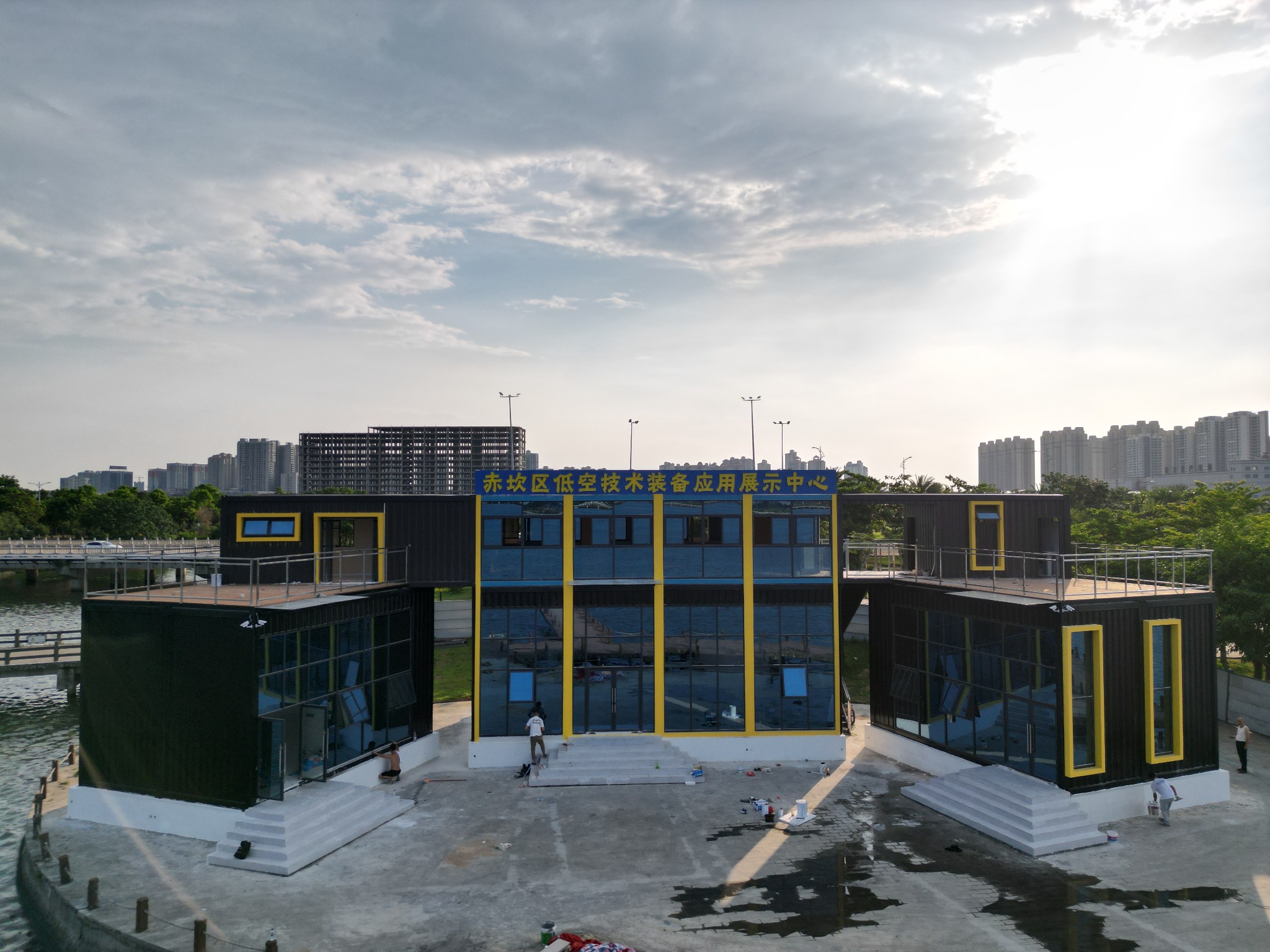 湛江低空技术装备应用展示中心整体实景图，采用定制打包箱框架与波浪墙板结构