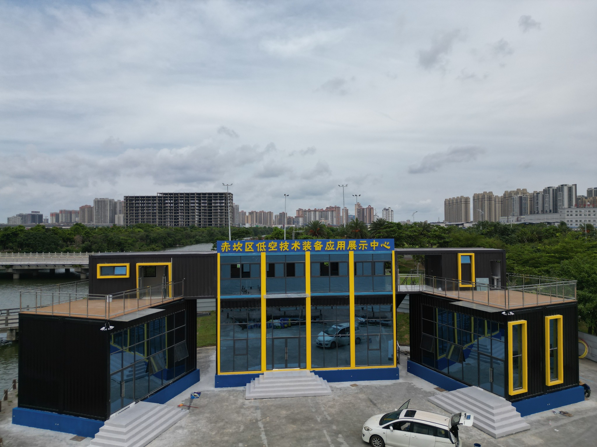 湛江低空技术装备应用展示中心正立面实景，模块化箱体建筑与大面积玻璃幕墙设计
