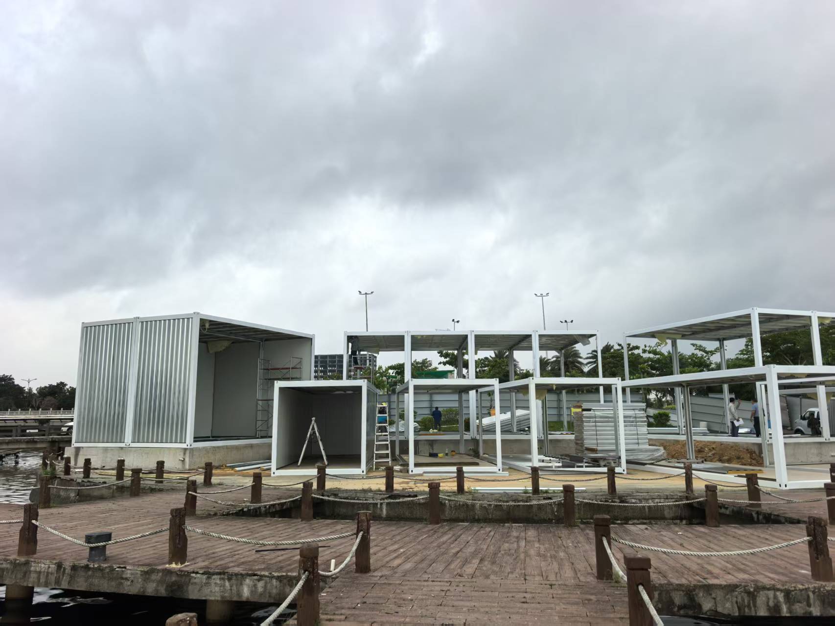 湛江低空技术装备展示中心施工现场，打包箱框架与波浪墙板焊接安装