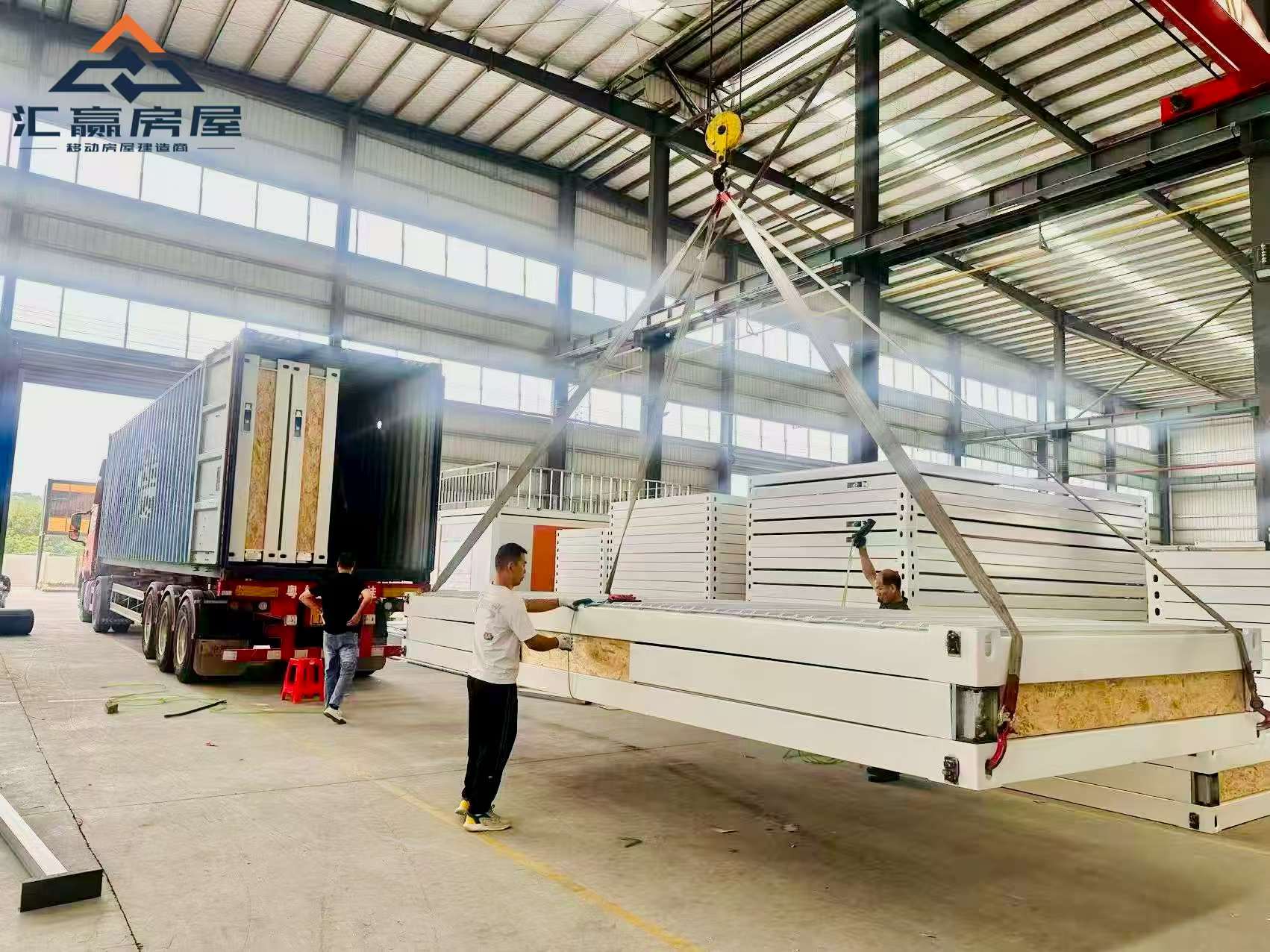广东汇赢-非洲模块化建筑-产品吊装装柜.jpg