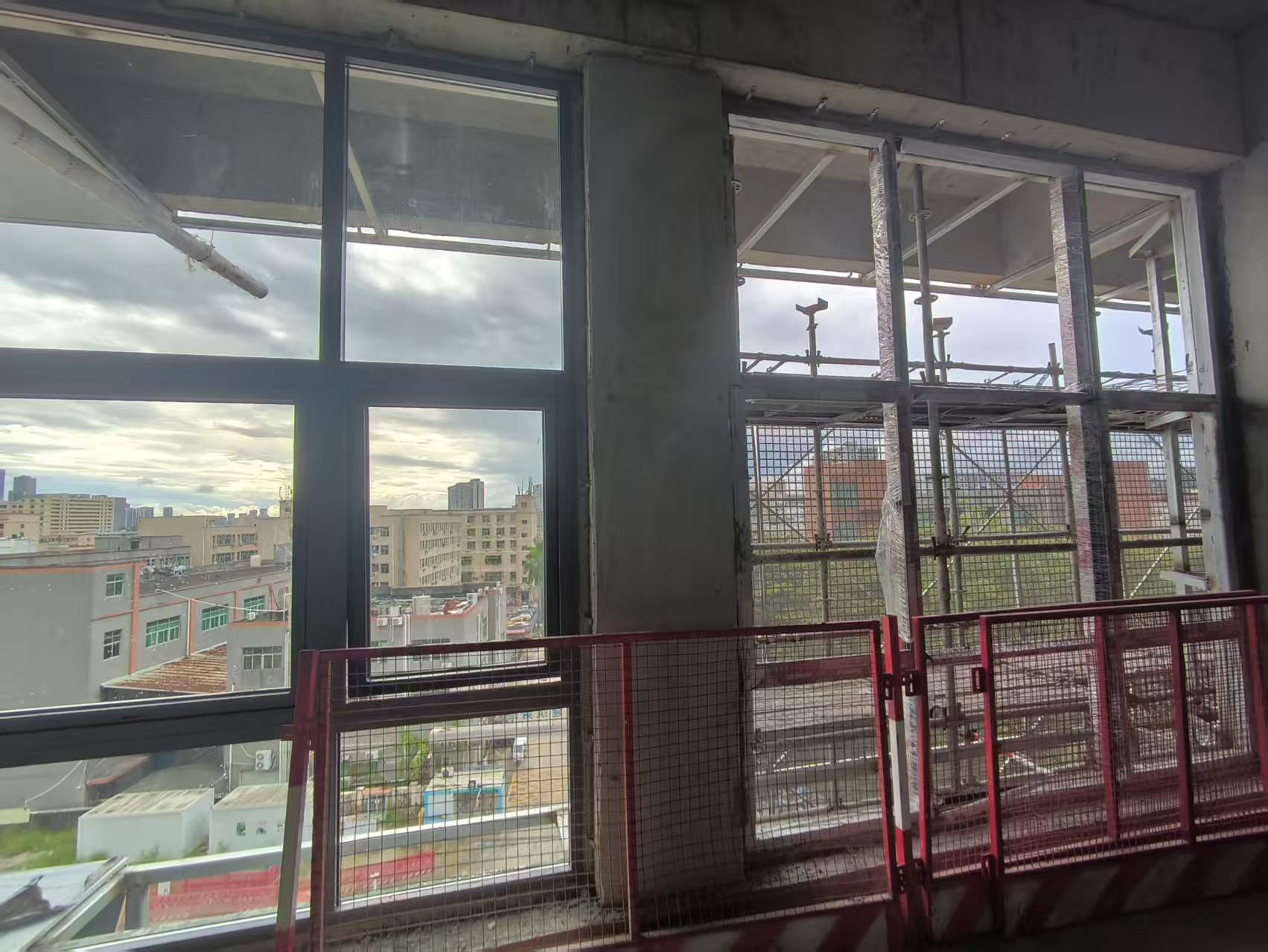 深圳长流陂水厂改扩建工程建筑门窗安装现场.jpg