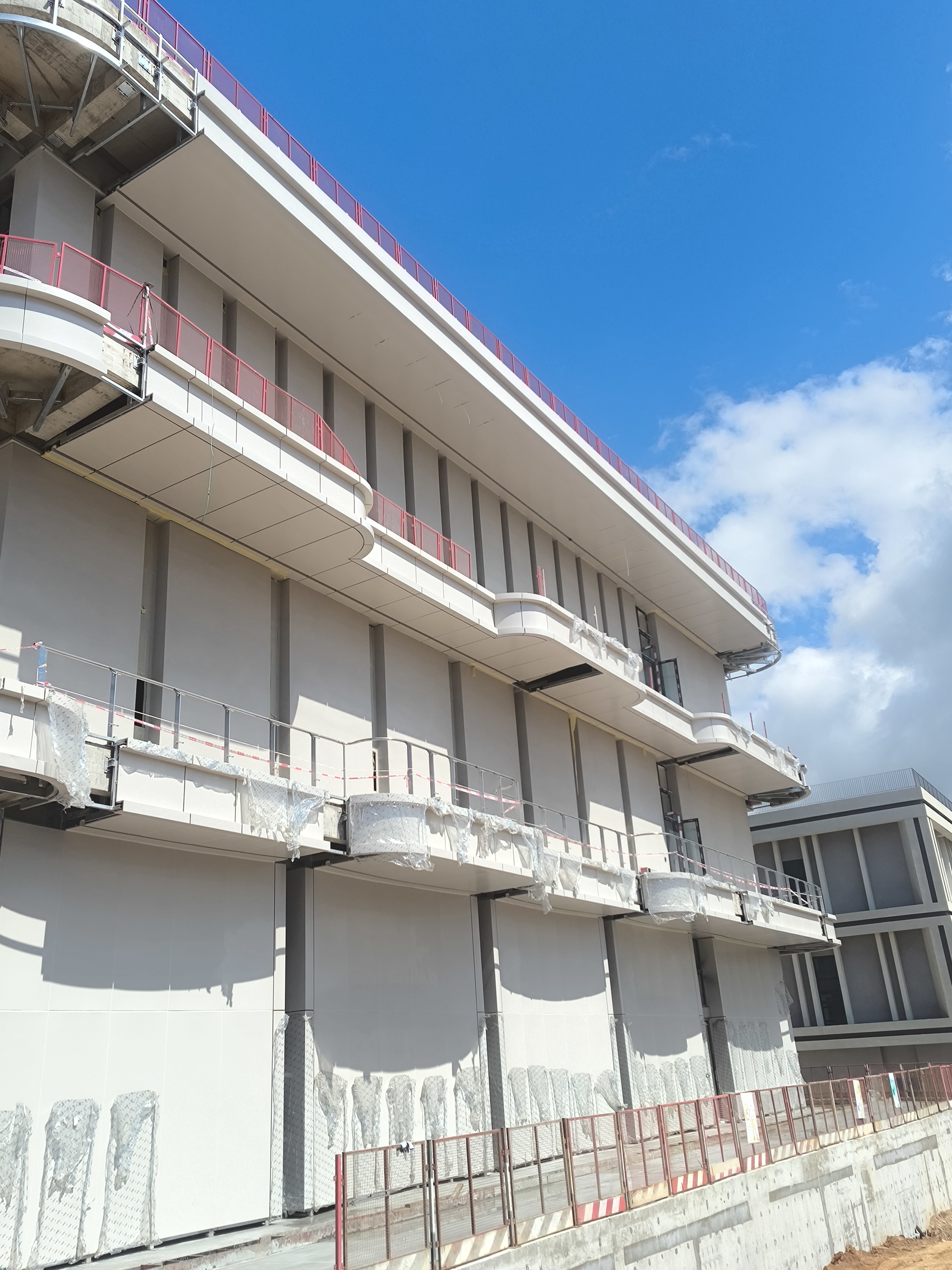 海南三亚铝单板幕墙-建筑侧立面施工.jpg