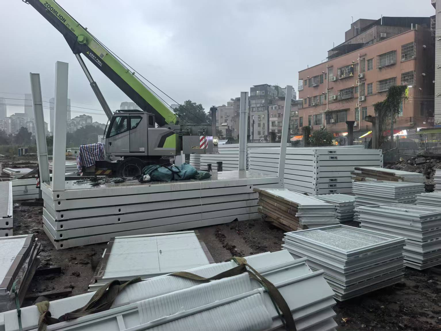 广州工程临建打包箱-材料进场与吊装准备.jpg