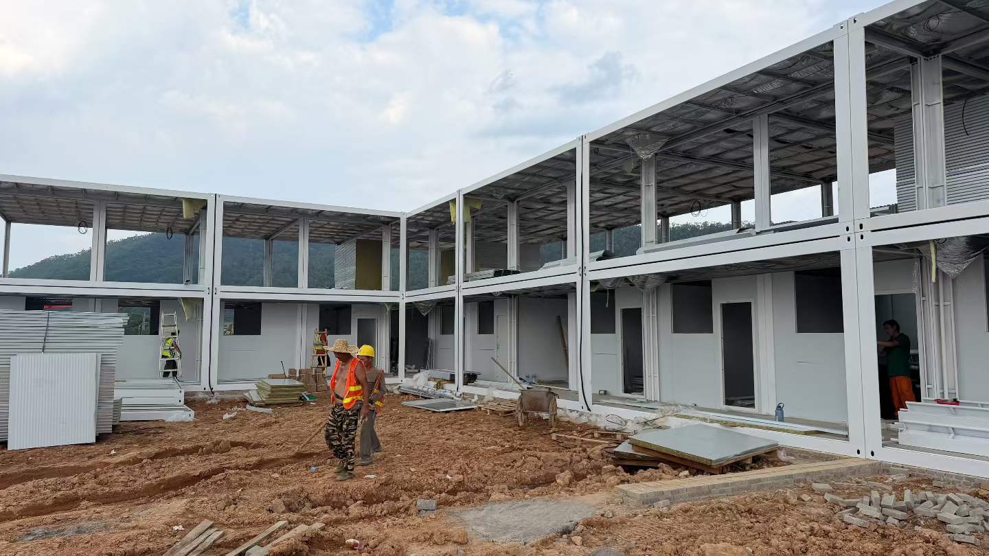 04-谢岗保障性住房项目-两层模块化箱房近景施工现场.jpg