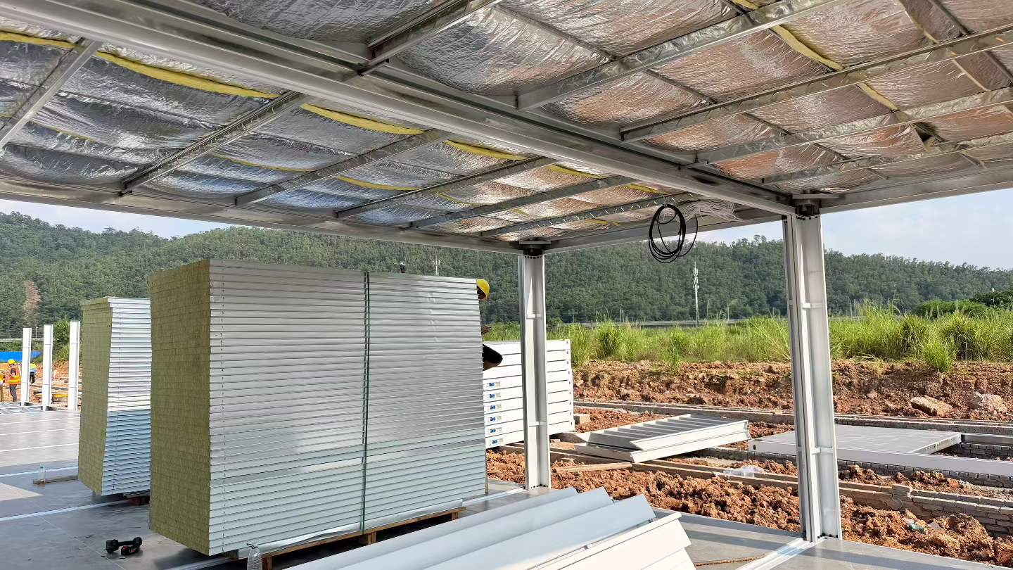 05-谢岗保障性住房项目-模块化箱房屋面结构与墙板材料.jpg
