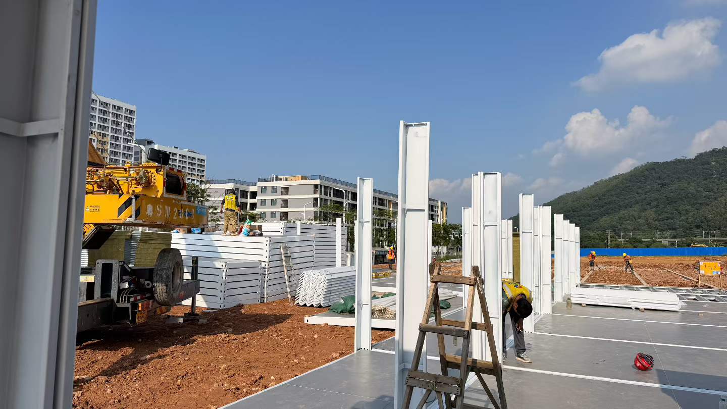 06-谢岗保障性住房项目-模块化箱房立柱安装施工现场.jpg