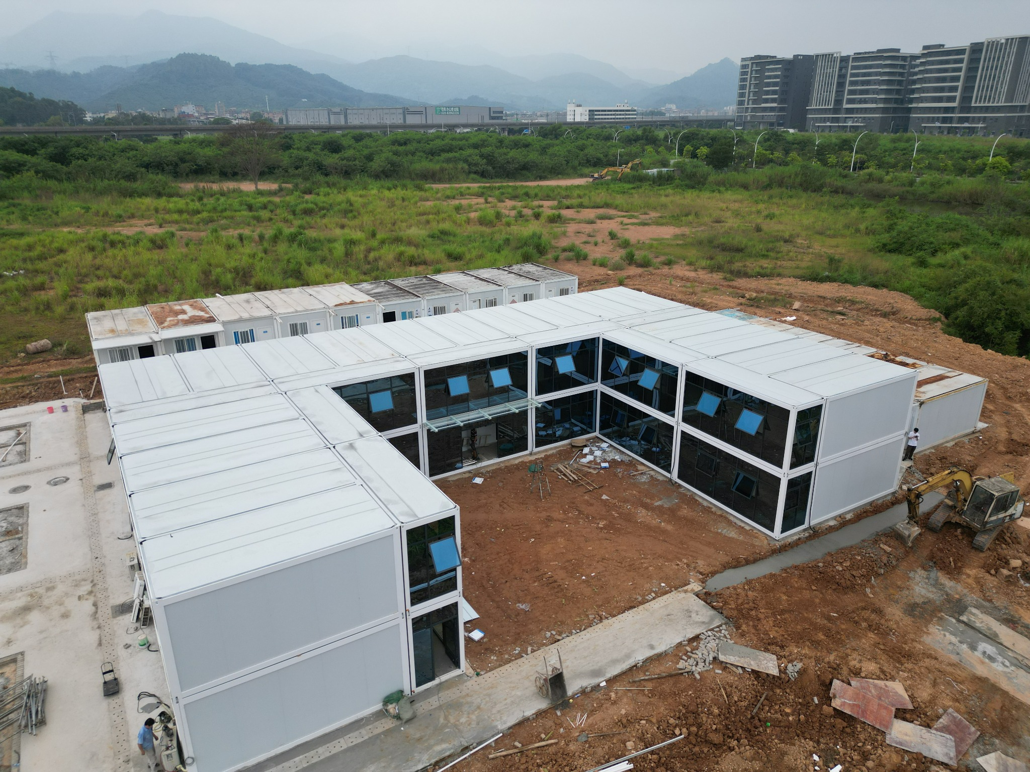 03-打包箱房-项目部办公楼-多箱组合实拍.jpg