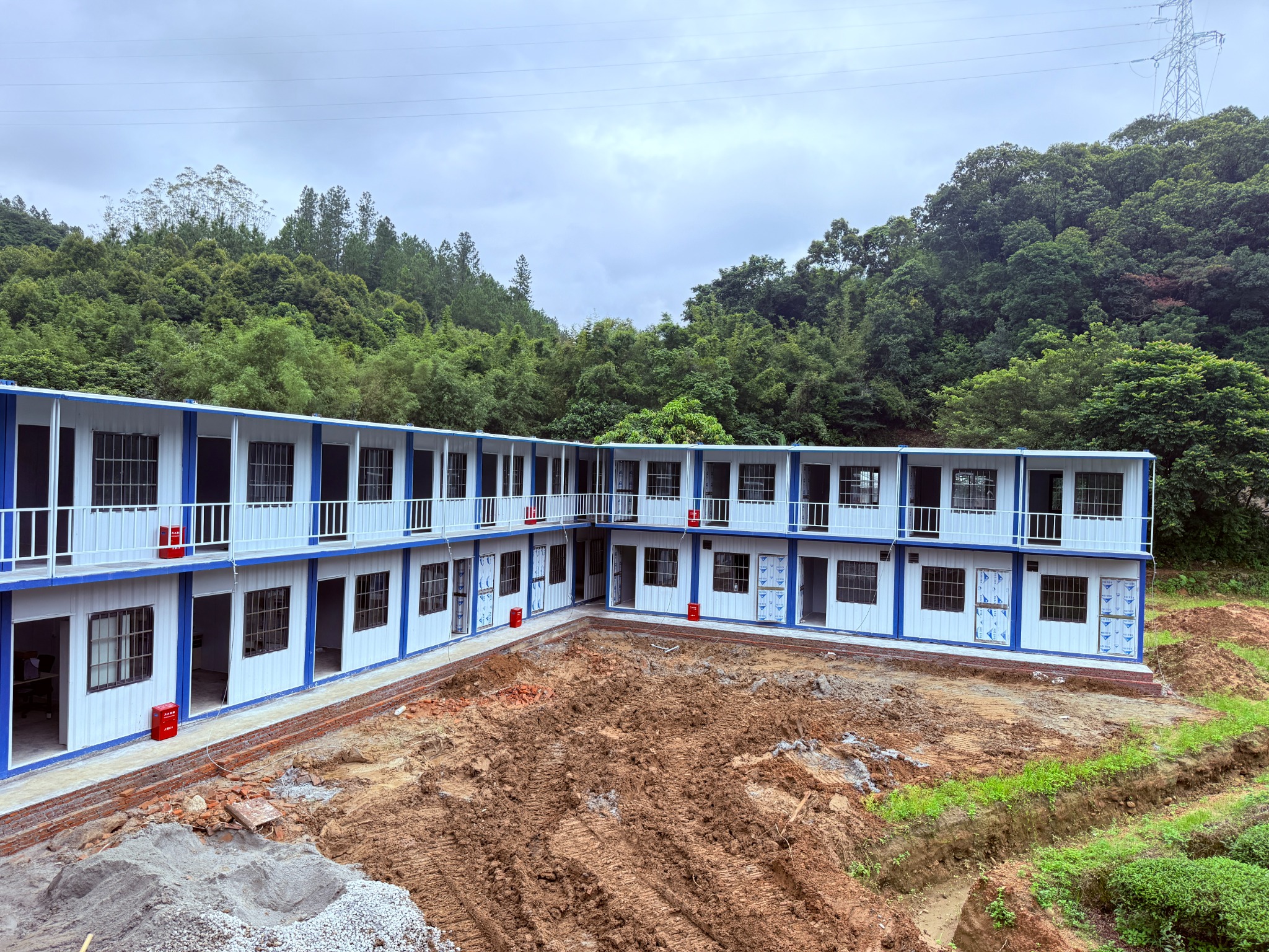 01-汕尾陆河项目-两层模块化箱房围合布局.jpg