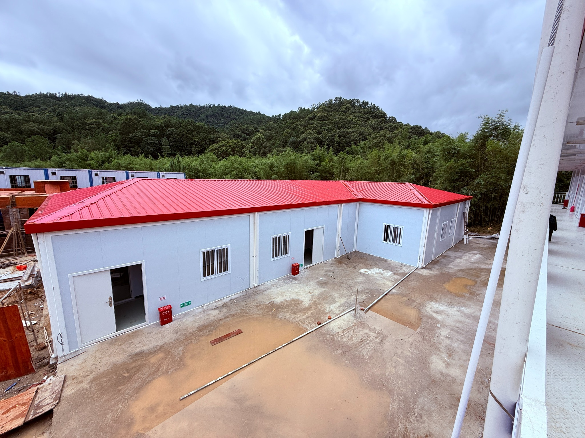 02-汕尾陆河项目-红色四面坡屋顶建筑.jpg